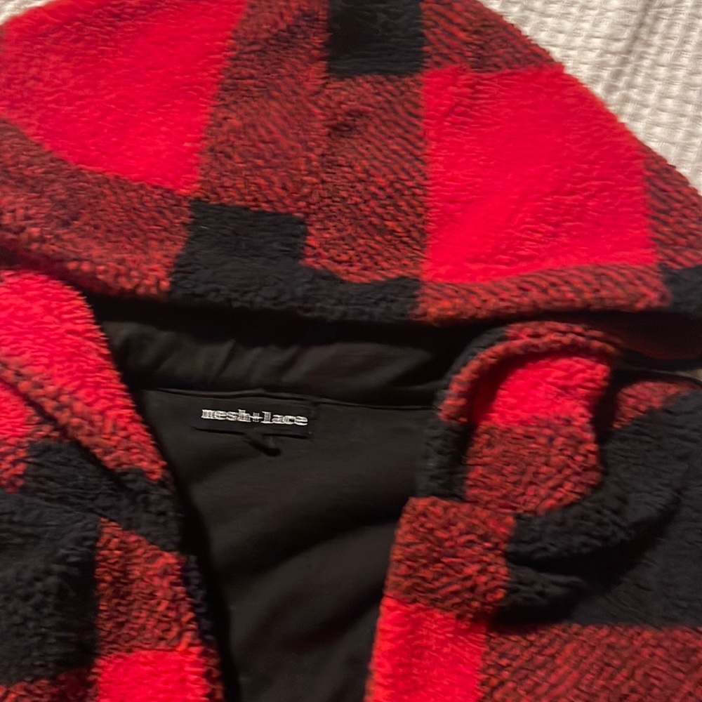 Hooded cardigan with functional pockets.